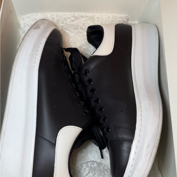 Alexander McQueen Navy and White Sneakers - Picture 4 of 9